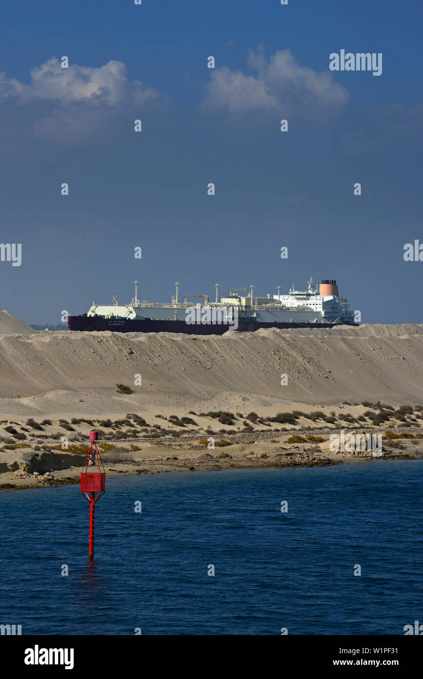 Canal de Suez, Egypte - 2015.12.01 : gaz naturel liquéfié méthanier al gattara ( OMI no 9337705 ) en transit dans le canal de Suez vers le sud près de 56 km Banque D'Images