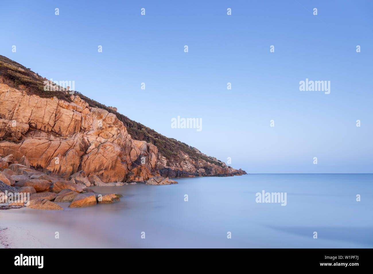 Côte Rocheuse et plage dans la baie de Tizzano, Corse du Sud, Corse, France du Sud, France, Europe du Sud, Europe Banque D'Images