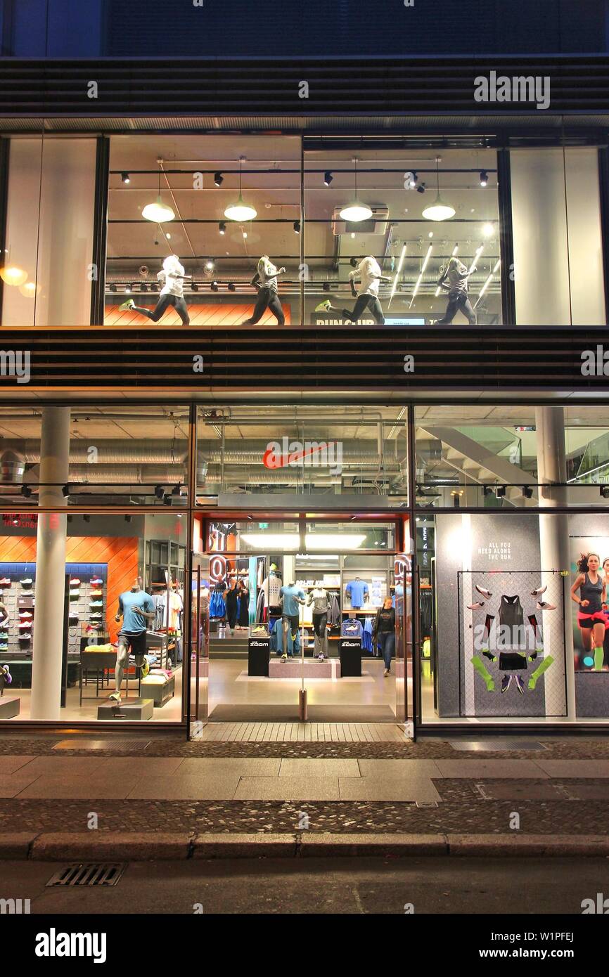 BERLIN, ALLEMAGNE - 25 août 2014 : visite boutique Nike à Berlin. En 2014  Nike Inc exploite environ 850 magasins de détail et de marchandises dans le  monde entier Photo Stock - Alamy