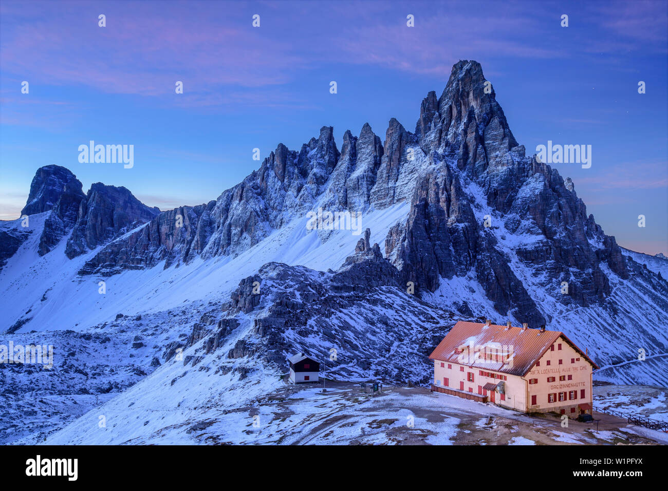 Hut Drei-Zinnen-Huette devant Paternkofel Drei-Zinnen à l'aube, hut-Huette, Tre Cime, Dolomites de Sexten Dolomites, Site du patrimoine mondial de l'UNESCO, Dolo Banque D'Images