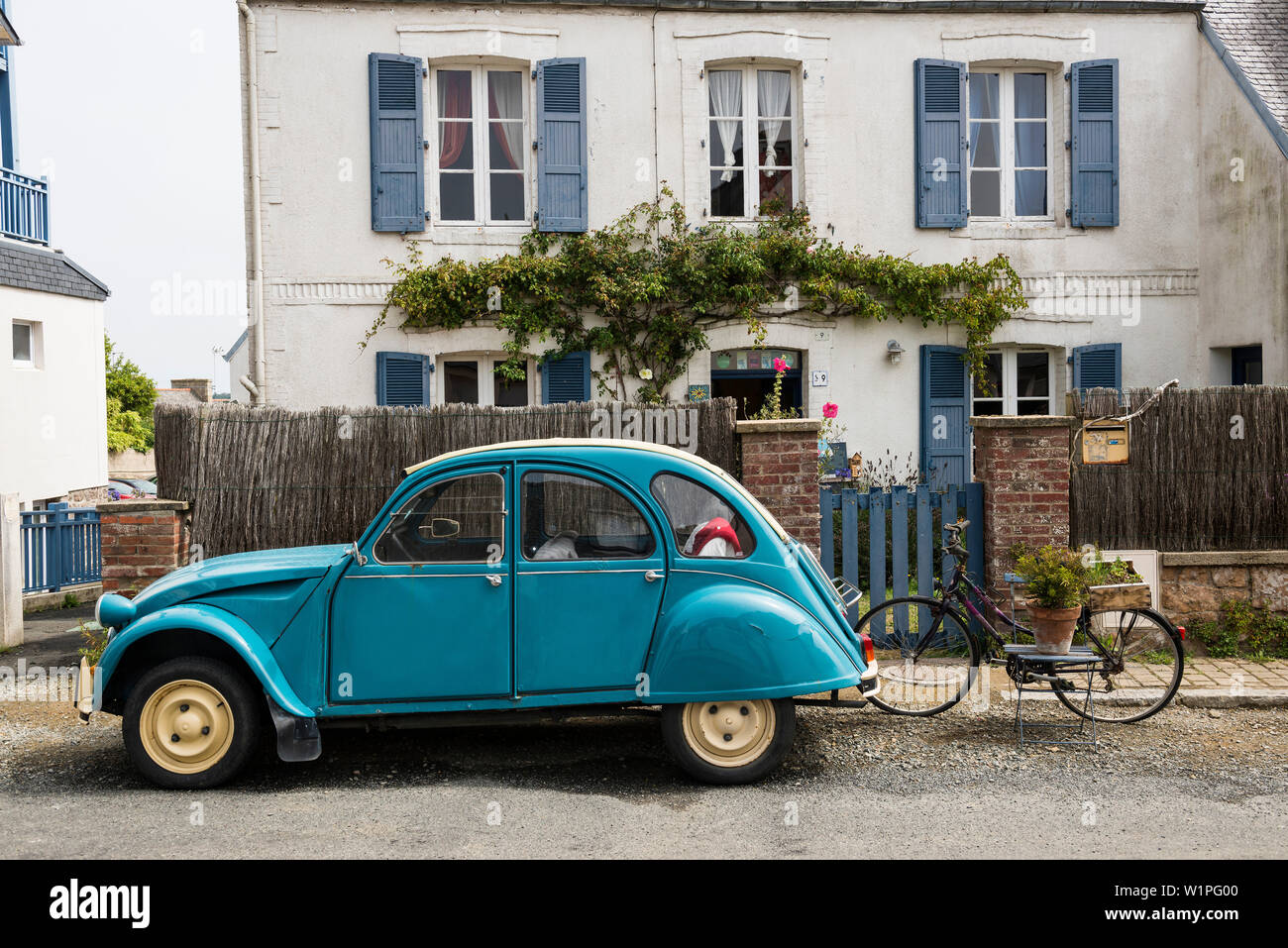 Citroen 2CV, Trégastel, la Côte de Granit Rose, Côtes d'Armor, Bretagne, France Banque D'Images