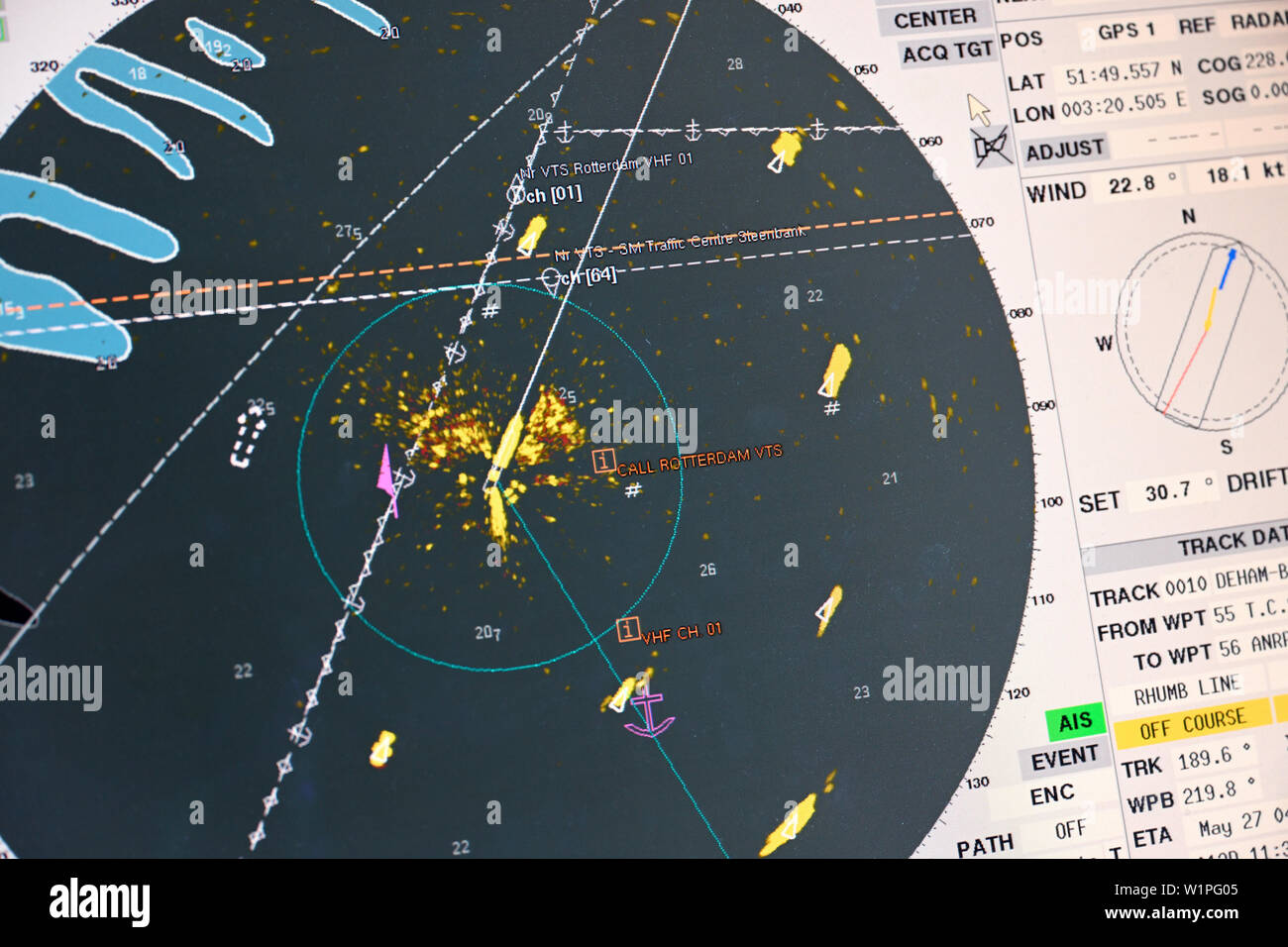 Steenbank anchorage, Pays-Bas - 2019.05.14 : l'écran radar de l'ECDIS sur le pont du porte-conteneurs conti annapurna (omi n° 9286255) Banque D'Images