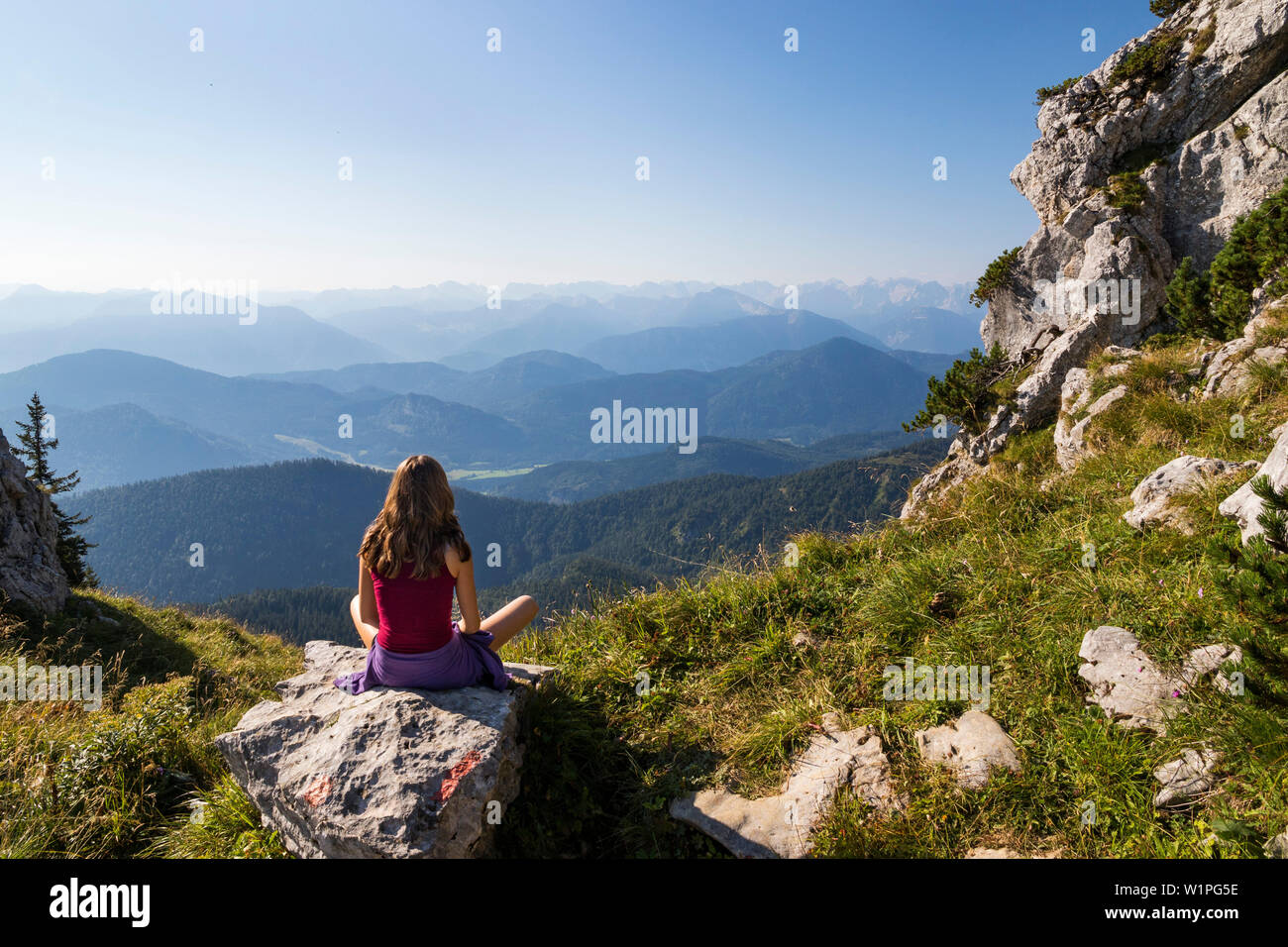 Jeune femme bénéficiant d'une vue panoramique de la montagne Benediktenwand, Haute-Bavière, Alpes, France, Europe Banque D'Images