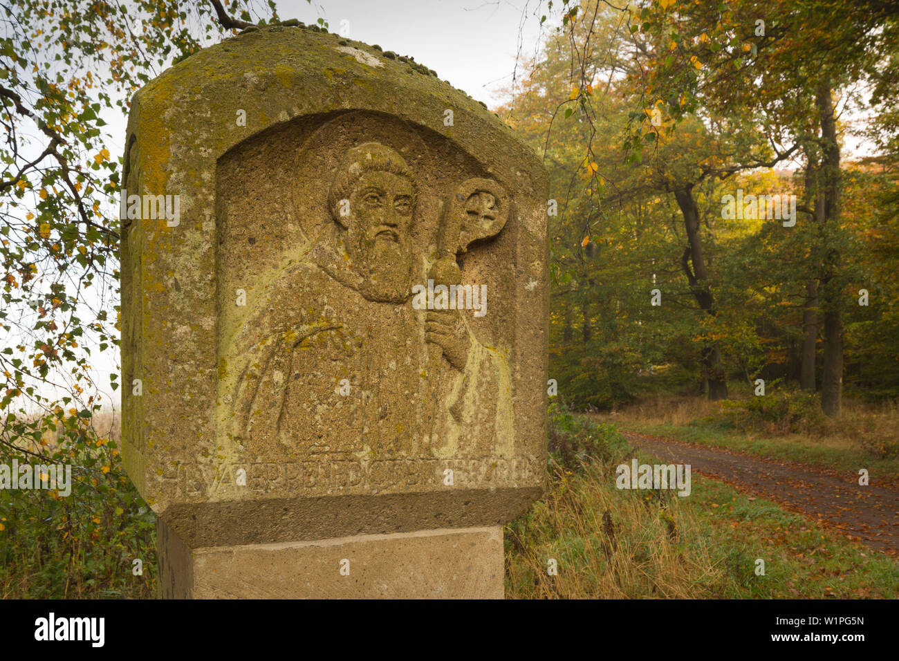 Ancien calvaire au sentier de randonnée de Laacher Kopf, près de Maria Laach, Eifel, Rhénanie-Palatinat, Allemagne Banque D'Images