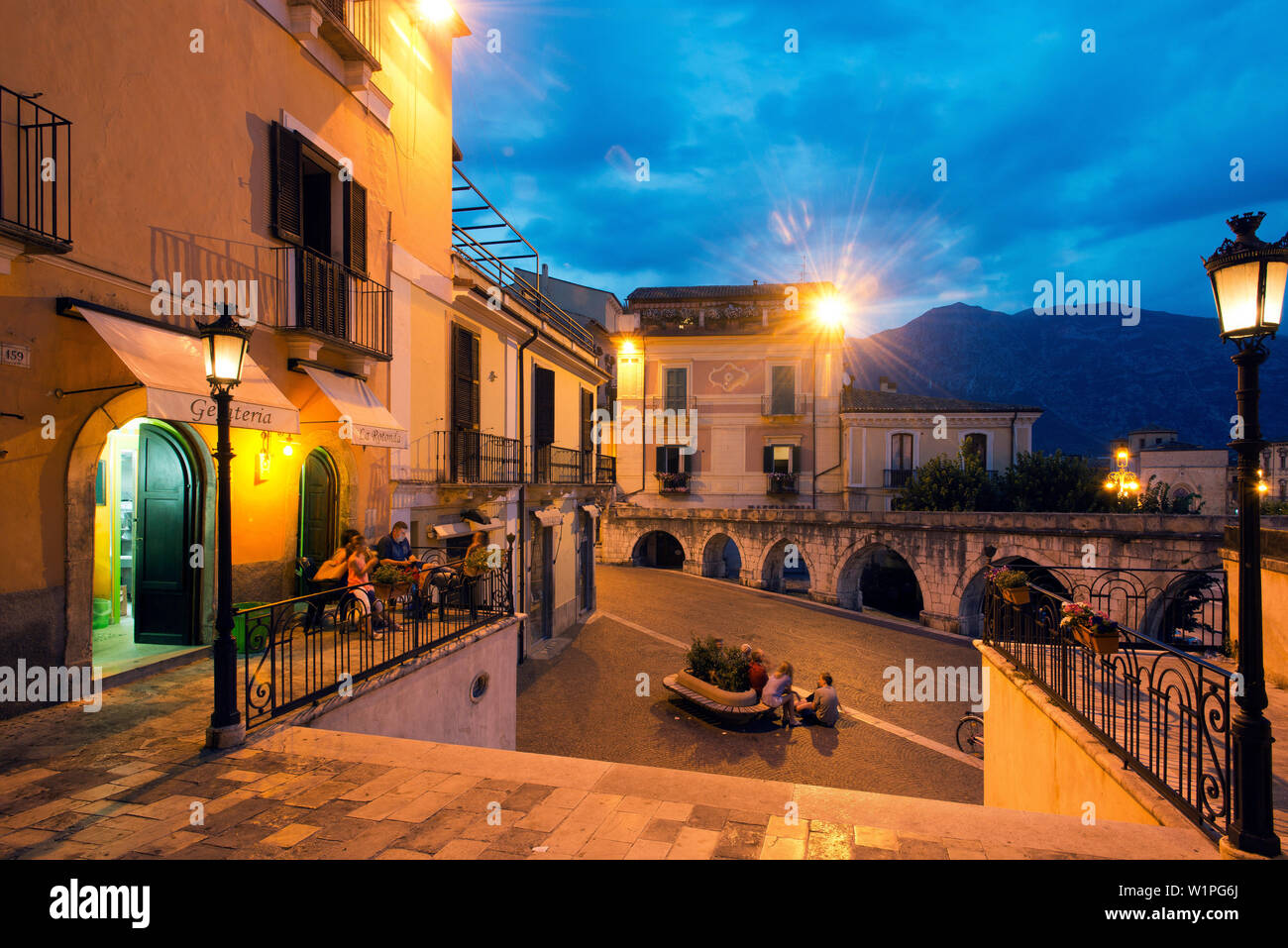 Sulmona au coeur de la Vallées Peligno est une des plus belles villes de la région des Abruzzes Banque D'Images