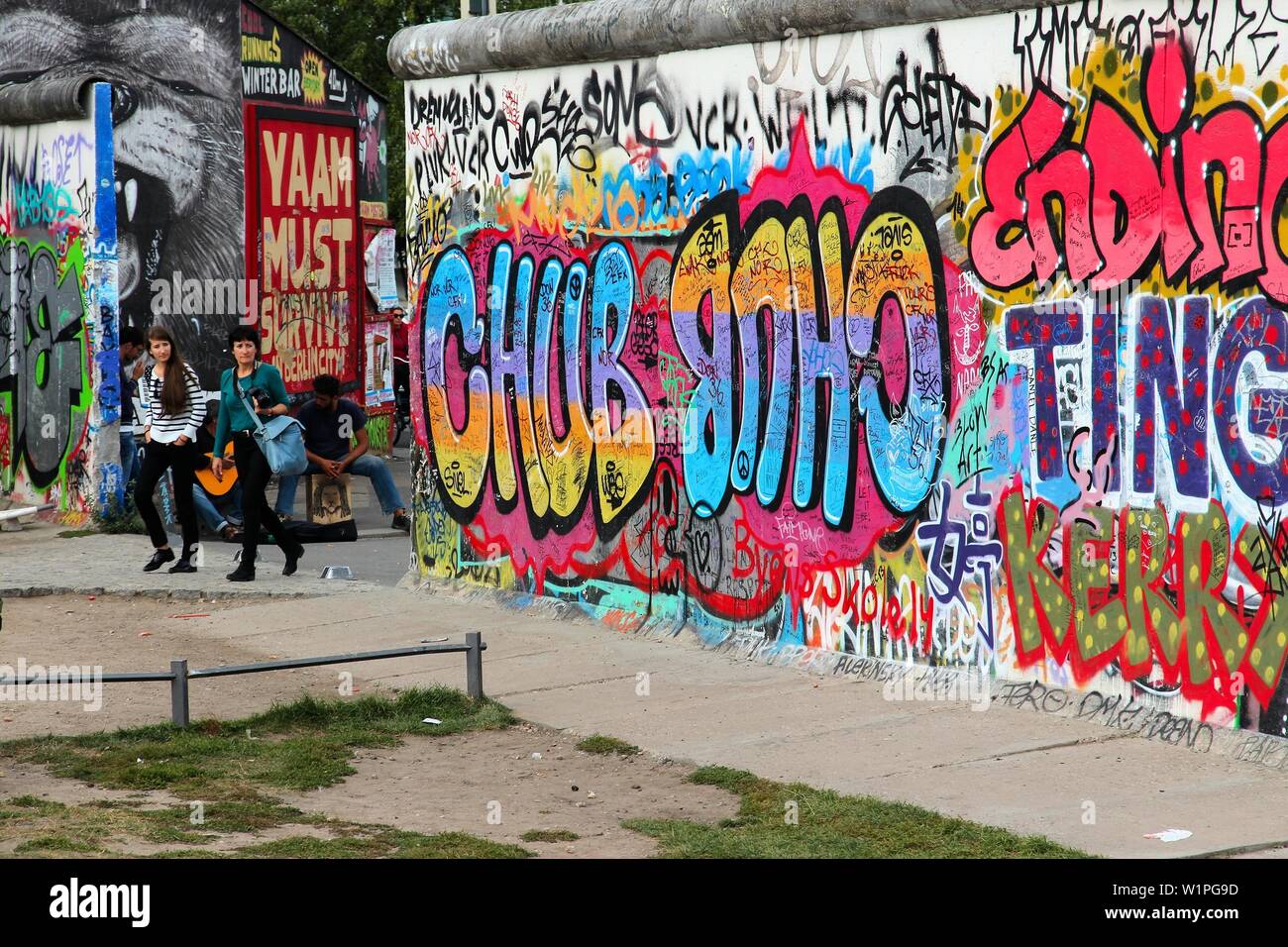 BERLIN, ALLEMAGNE - 26 août 2014 : personnes visitent le Mur de Berlin (Berliner Mauer). Rideau de fer emblématique de Berlin divisé la frontière dans les années 1961-1989. Banque D'Images