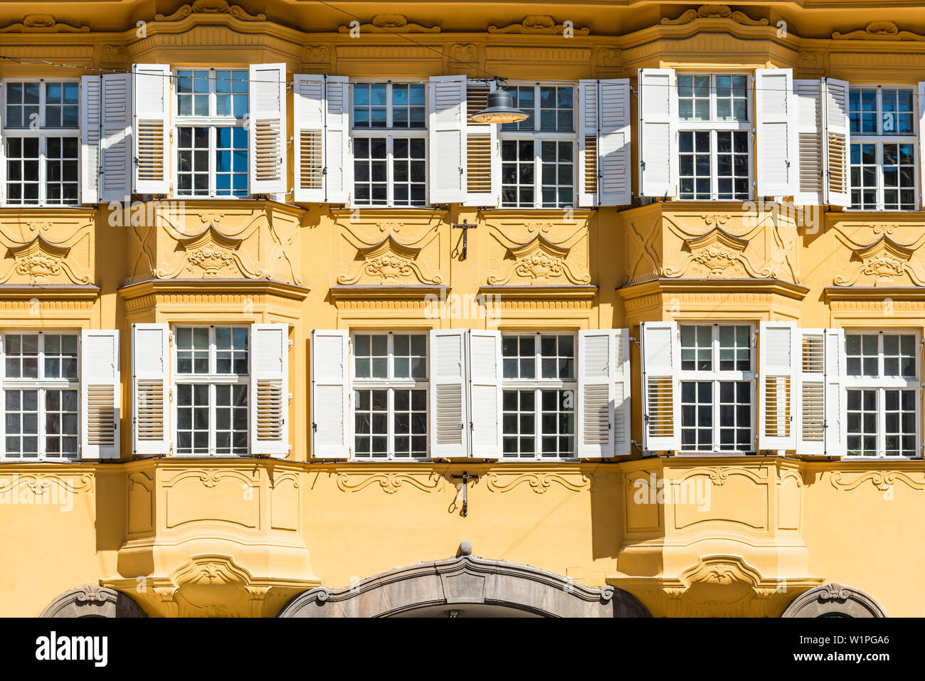 Belle façade de maison dans l'bindergasse ruelle de la vieille ville, Bolzano, le Tyrol du Sud, Italie Banque D'Images