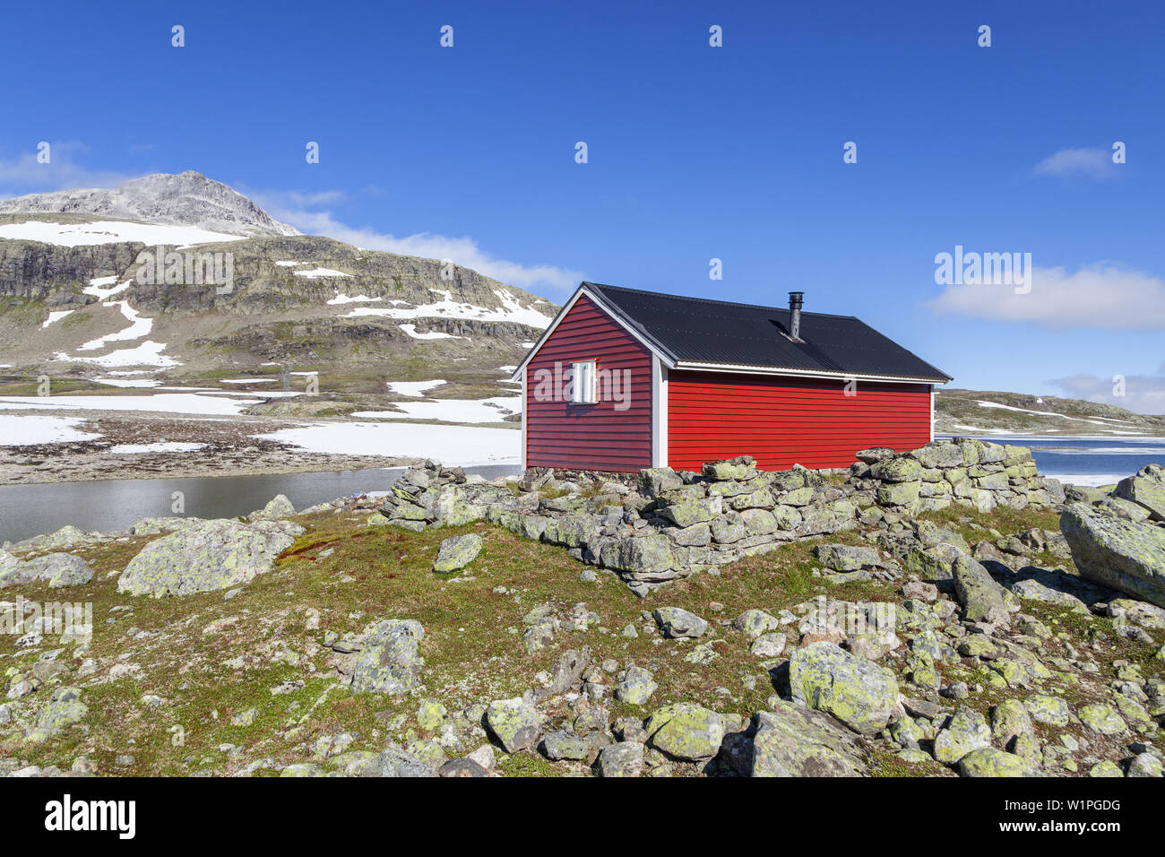 Red hut par Hornsvatnet lac près de Aurlandsvegen, hautes terres d'Aurlandsfjellet, Aurlandsvangen, Sogn og Fjordane, Fjord Norway, sud de la Norvège, de la Norvège, Banque D'Images