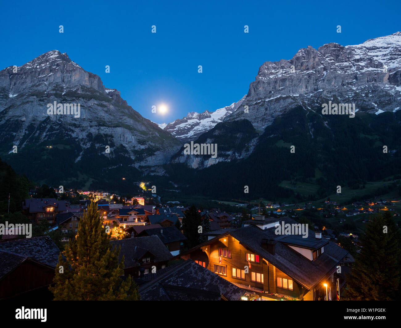 Ville de Grindelwald avec Eiger et fille de montagnes dans l'heure bleue, Oberland Bernois, Alpes, Suisse, Europe Banque D'Images