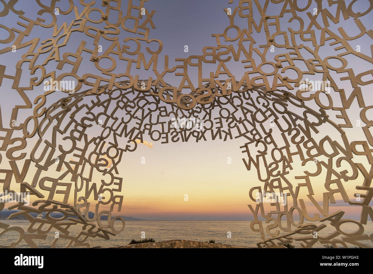 La grande sculpture de métal nomade d'Antibes par l'artiste catalan Jaume Plensa, Antibes, Côte d'Azur, French Riviera, France (rédaction uniquement) Banque D'Images