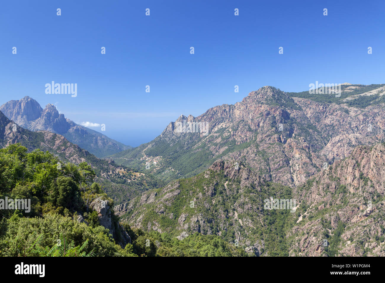 Vue depuis plus d'Evisa et de la Spelunca la gorge Golf de Porto, à gauche la montagne Capu d'Orto, l'ouest de la Corse, Corse, France du Sud, France, S Banque D'Images