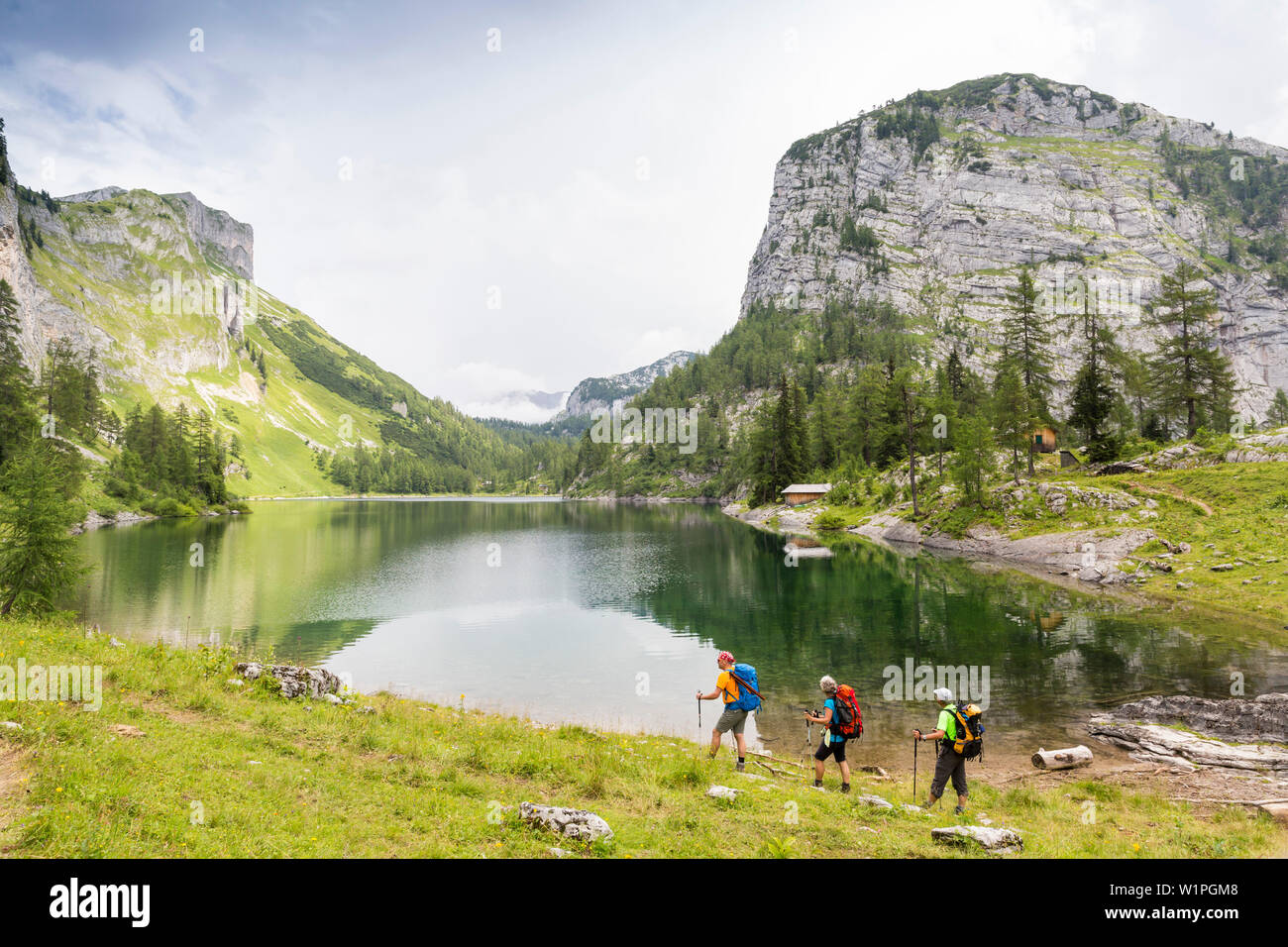 Les randonneurs au lac inférieur, Lahngangsee Bad Aussee, Styrie, Autriche, Europe Banque D'Images