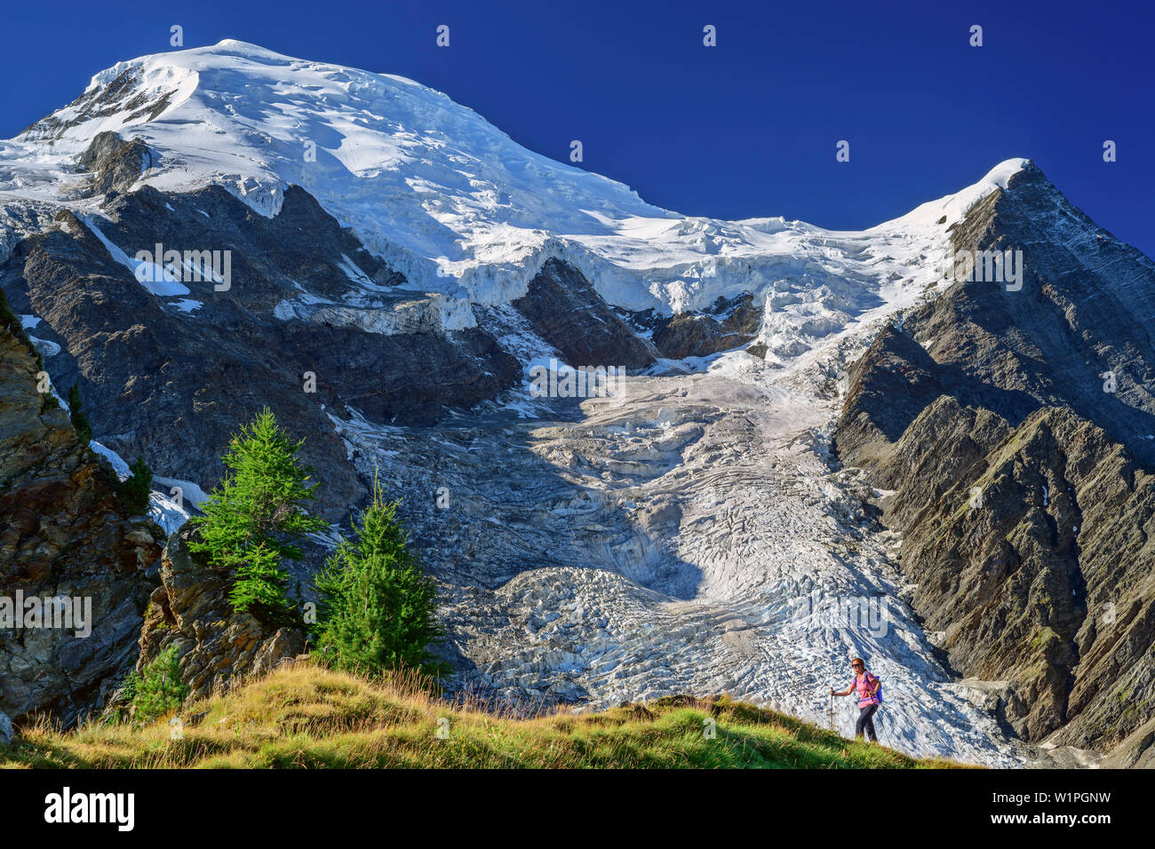 Femme se promène Wies retour, le Mont Blanc en arrière-plan, la pyramide, le Mont Blanc, Grajische Alpes, les Alpes savoyardes, Savoie, France Banque D'Images