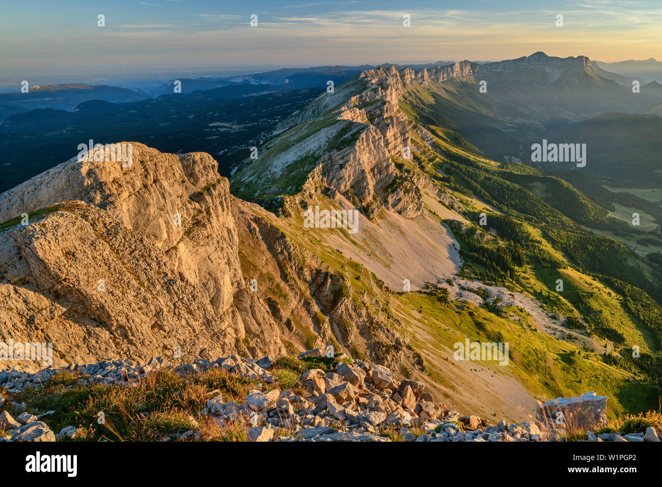 L'humeur du matin sur les montagnes du Vercors avec mouche rôle dans l'arrière-plan, du Grand Veymont, Vercors, Dauphine, Dauphine, Isère, France Banque D'Images