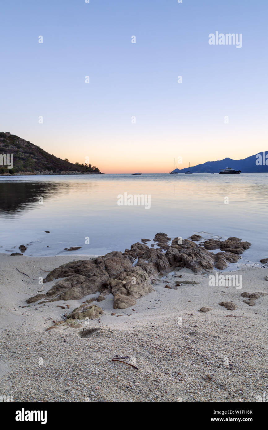 Bay dans le désert des Agriates, près de Saint-Florent, en Corse, le sud de la France, France, Europe du Sud Banque D'Images