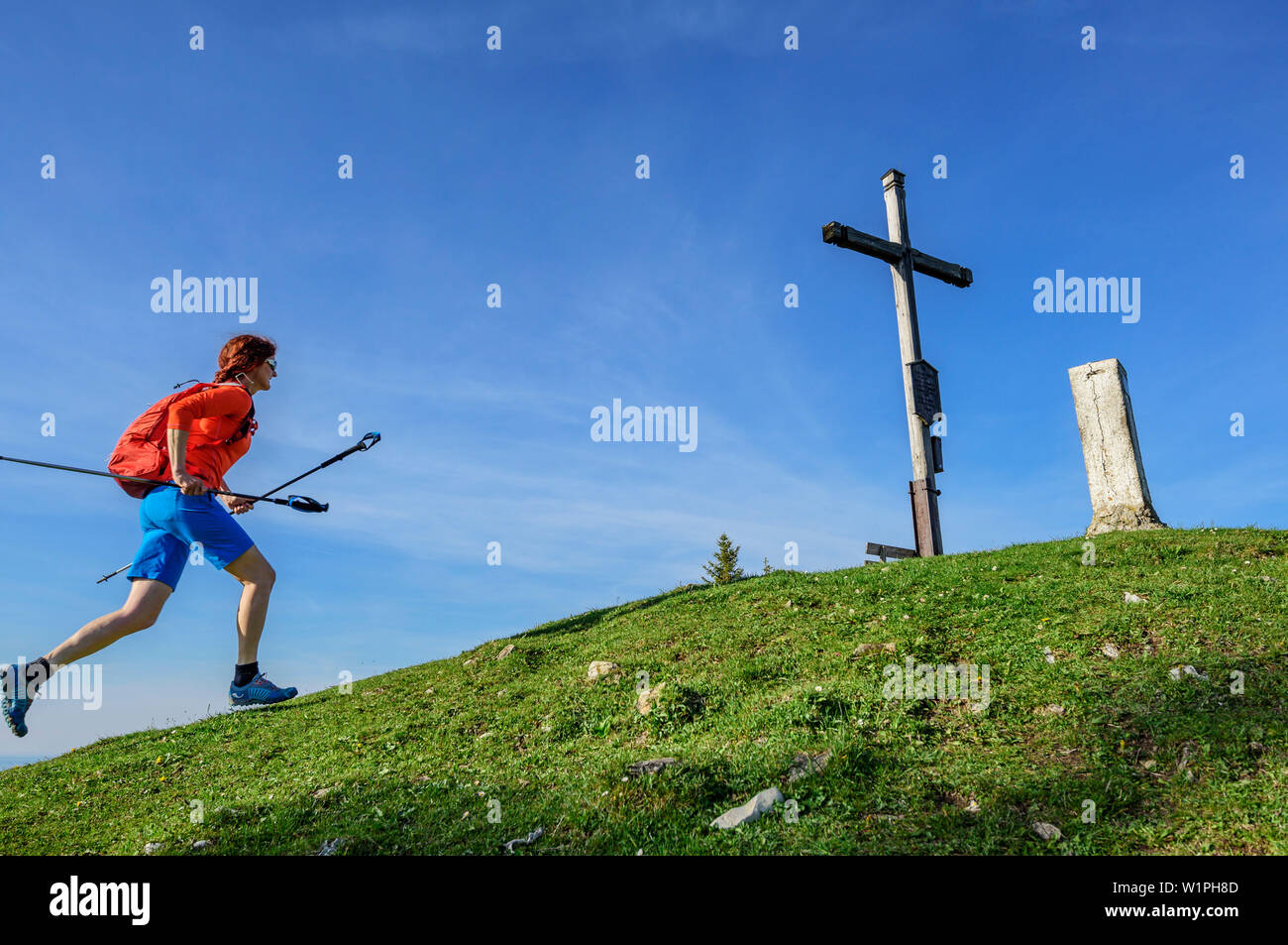 Femme trail running en direction de sommet, Farrenpoint, Alpes bavaroises, Upper Bavaria, Bavaria, Germany Banque D'Images