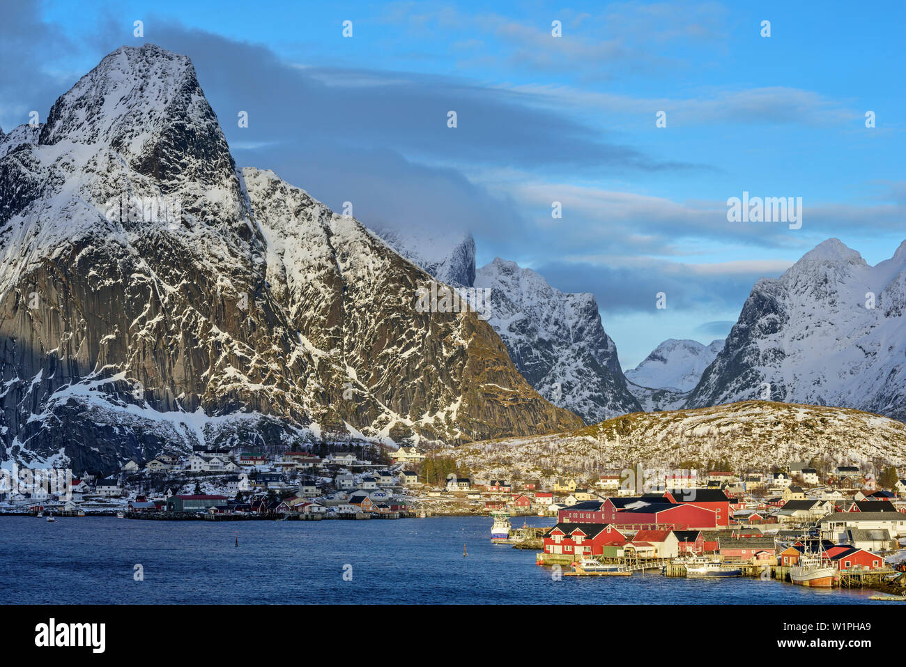Cabines de pêcheur de reine avec montagnes en arrière-plan, Reine, Lofoten, Nordland, Norvège Banque D'Images