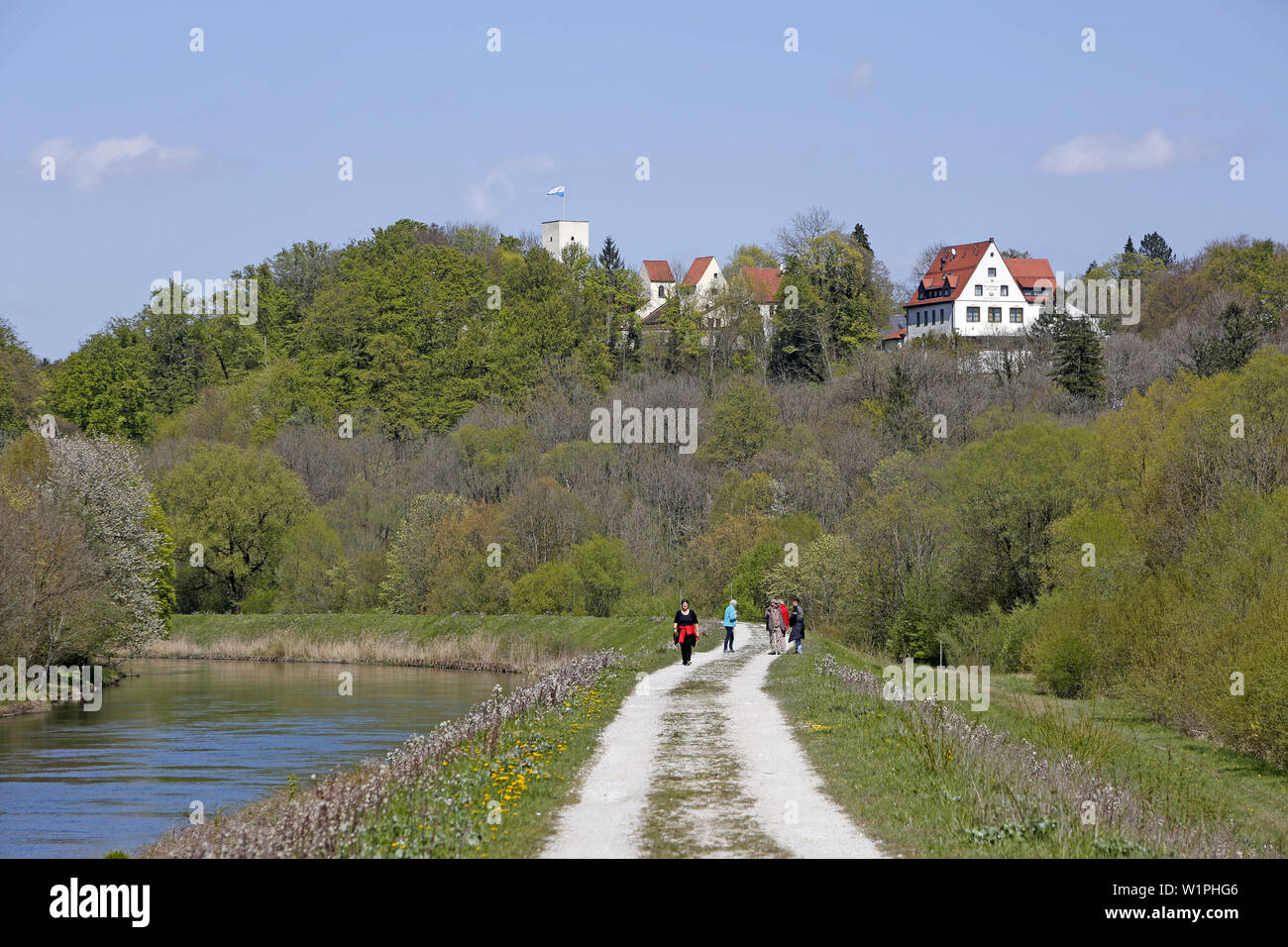 Chemin de terre le long de la rivière Isar, vue sur château Grünwald, Munich, Haute-Bavière, Bavière, Allemagne Banque D'Images