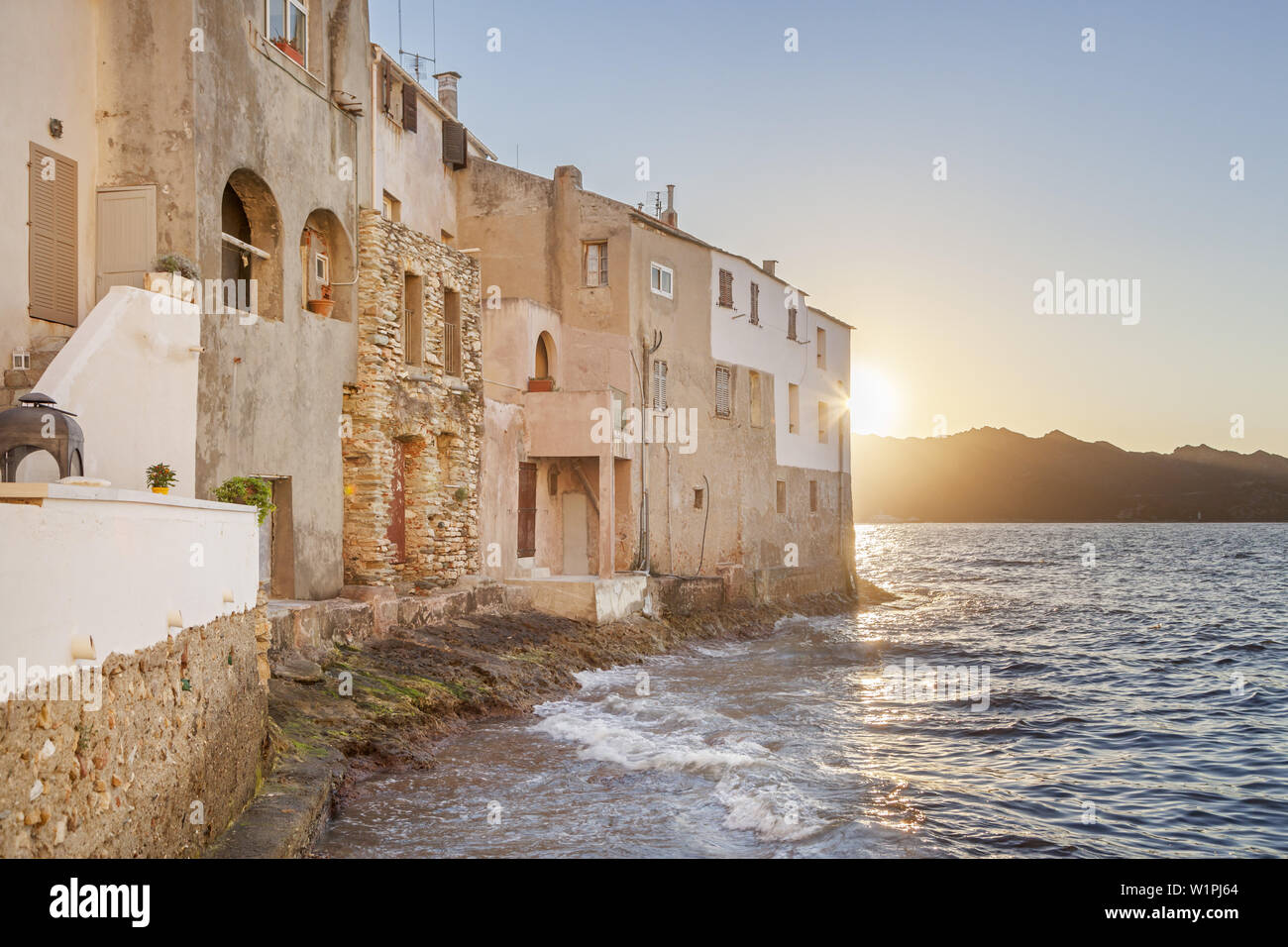 Maisons au bord de la mer Méditerranée à Saint-Florent, Corse, sud de la France, France, Europe du Sud Banque D'Images