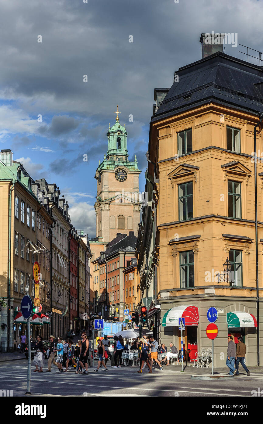 Gamla Stan, ruelles donnant sur la tour de l'église Storkyrkan, Stockholm, Suède Banque D'Images