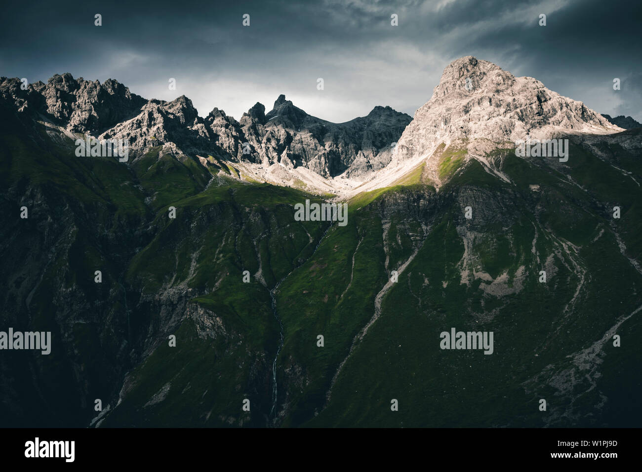 Lumières dans les Alpes d'Allgäu, E5, 1er étage, Alpenüberquerung Sperrbachtobel Kemptnerhütte à Oberstdorf, Allgäu, Bavière, Allemagne, Alpes Banque D'Images