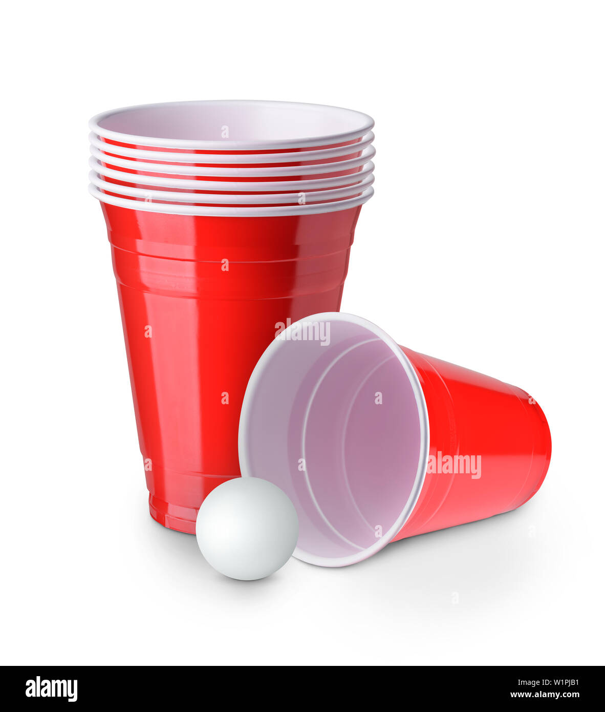 Beer Pong. Verres en plastique rouge et balle de ping-pong isolé sur fond  blanc Photo Stock - Alamy