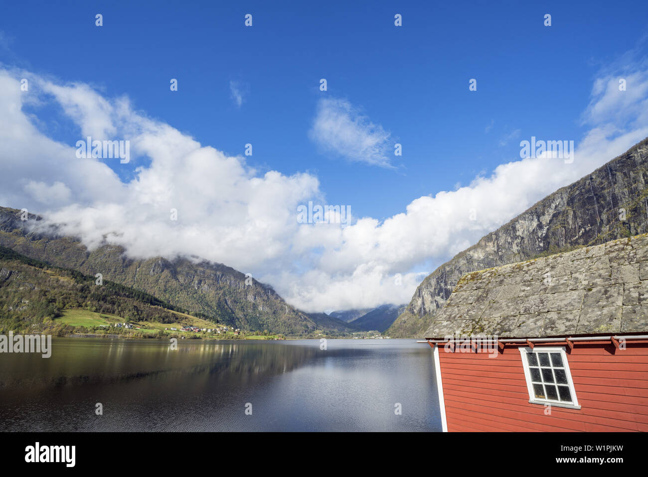 Red hut par le lac, près de l'Granvinsvatnet, Granvin, Hardanger Hordaland, Fjord Norway, sud de la norvège, Norvège, Scandinavie, Europe du Nord, Europe Banque D'Images