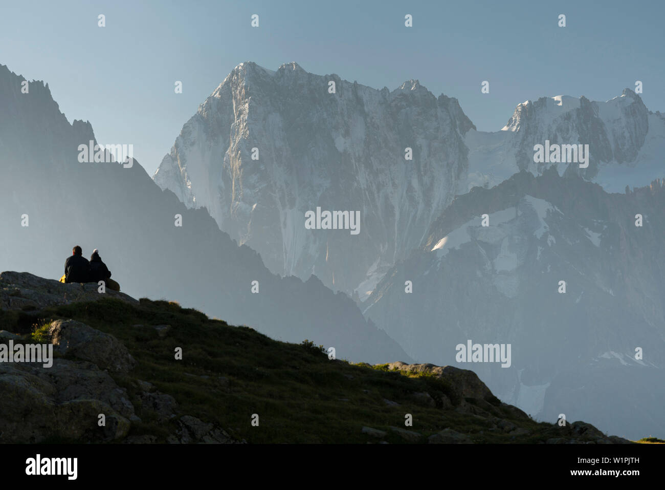 Un couple devant les Grandes Jorasses, Haute-Savoie, France Banque D'Images