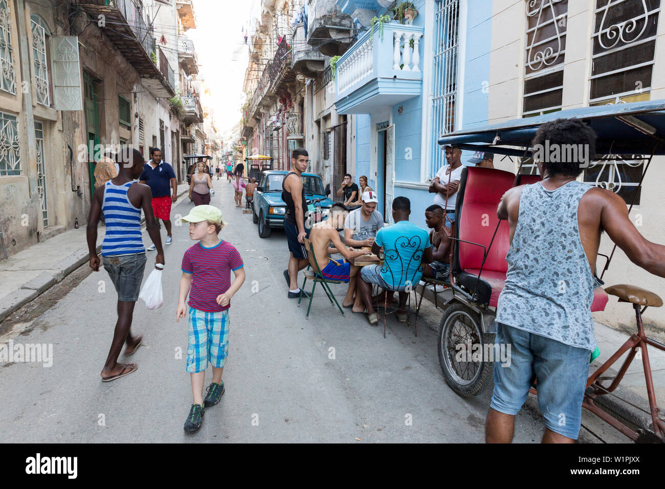 Scène de rue à La Habana Vieja, les hommes jouant aux dominos, pousse-pousse, presque pas de voitures sur la rue, ville historique, centre des congrès, vieille ville, Habana Vieja, trav Banque D'Images