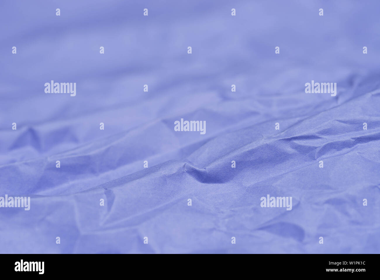 Papier froissé violet color texture background focus sélectif closeup Banque D'Images
