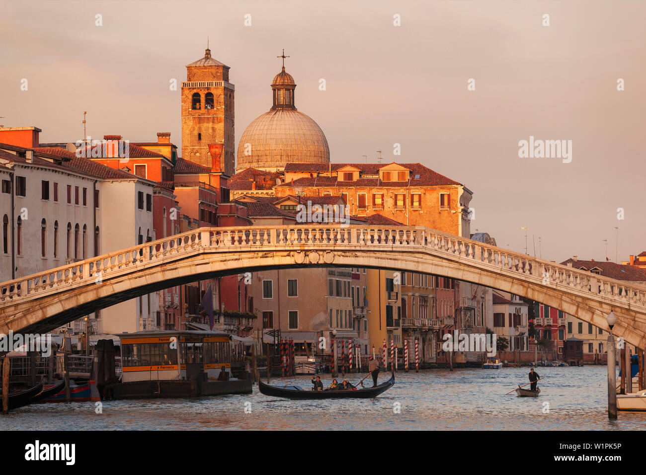 Donnant sur le Grand Canal avec gondoles dans le soleil du soir et le pont Scalzi et en face de l'église de San Geremia, Cannaregio, Venise, Vene Banque D'Images