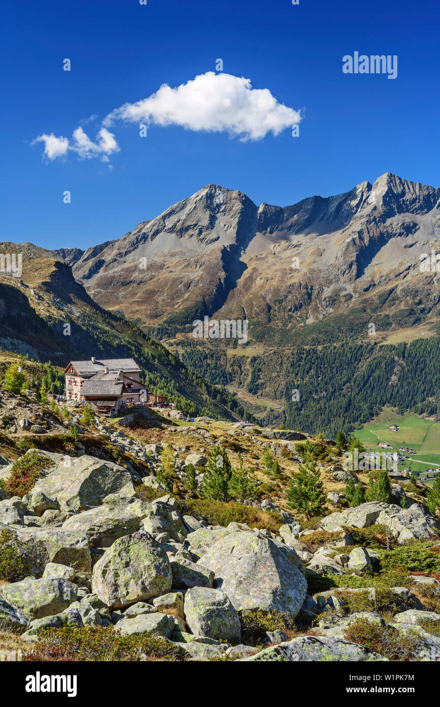 Hut Kasseler Huette avec Grosser Moosstock et Durreck en arrière-plan, refuge Kasseler Huette, vallée de Reinbachtal, Groupe Rieserferner, Tyrol du Sud, ita Banque D'Images