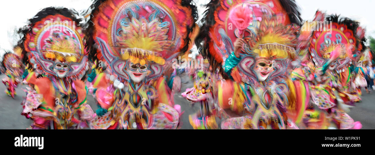 Danseurs dans Motion, Masskara Festival, Bacolod, Philippines, l'île de Negros, Philippines, Asie Banque D'Images