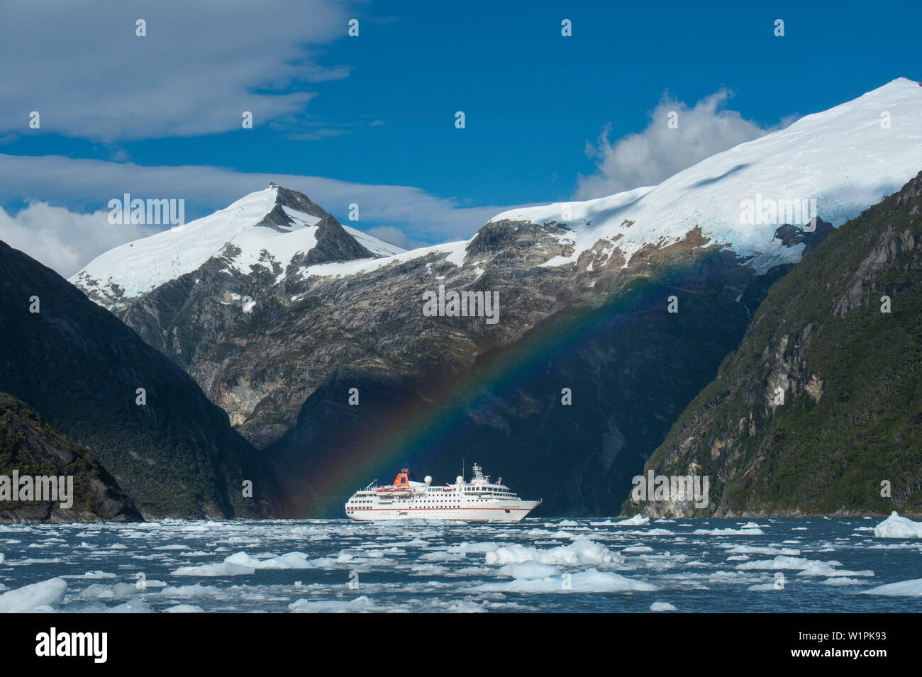 Un arc-en-ciel se forme sur expedition cruise ship MS Hanseatic (Hapag-Lloyd Cruises), glacier Garibaldi, près du Canal de Beagle, Alberto de Agostini Par National Banque D'Images