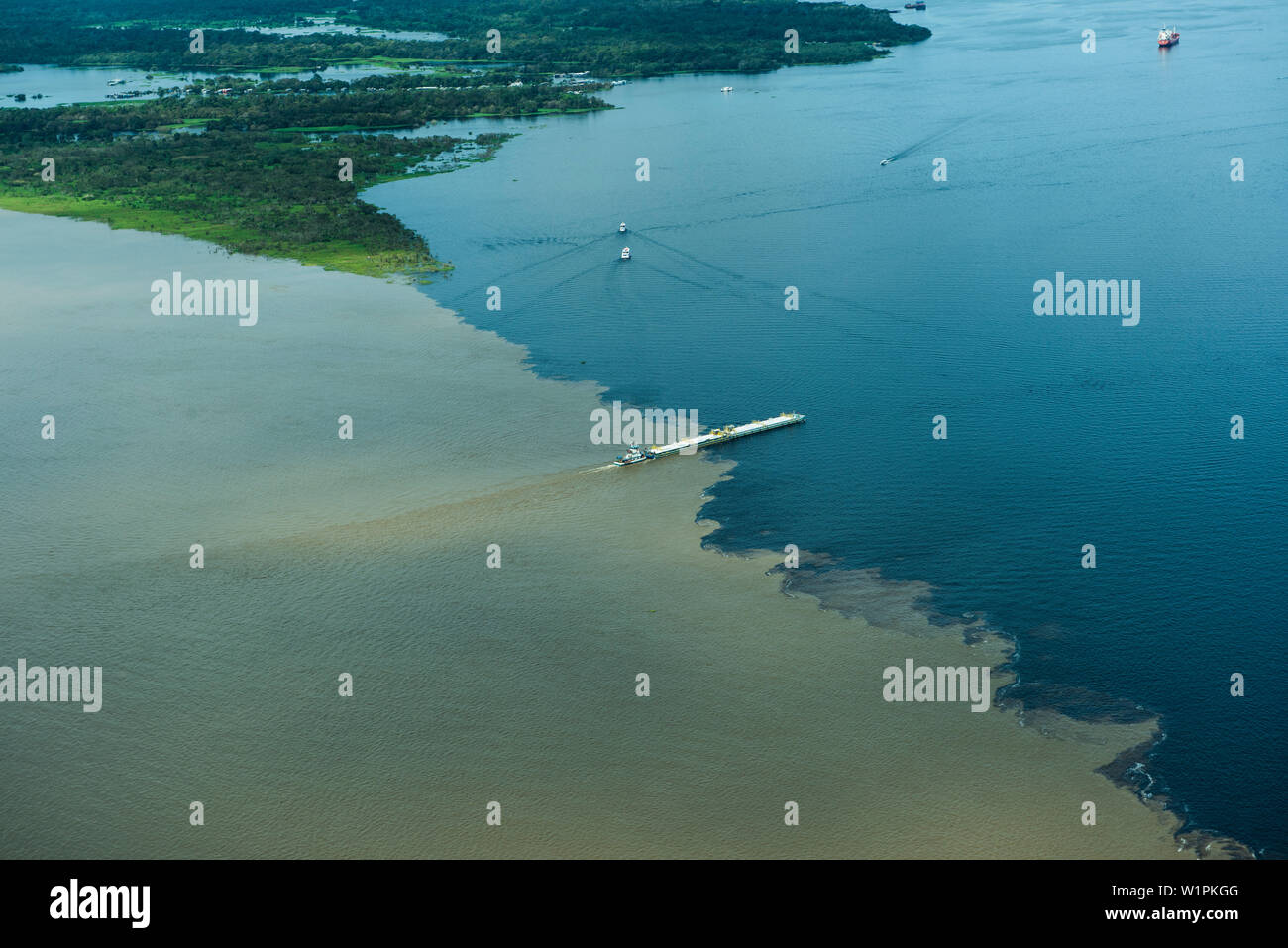 Le Rio Negro (à droite) rencontre le fleuve Amazone (également appelée Rio Solimões), mais les propriétés des deux organes de l'eau prévenir le mélange rapide, la création d'un Banque D'Images