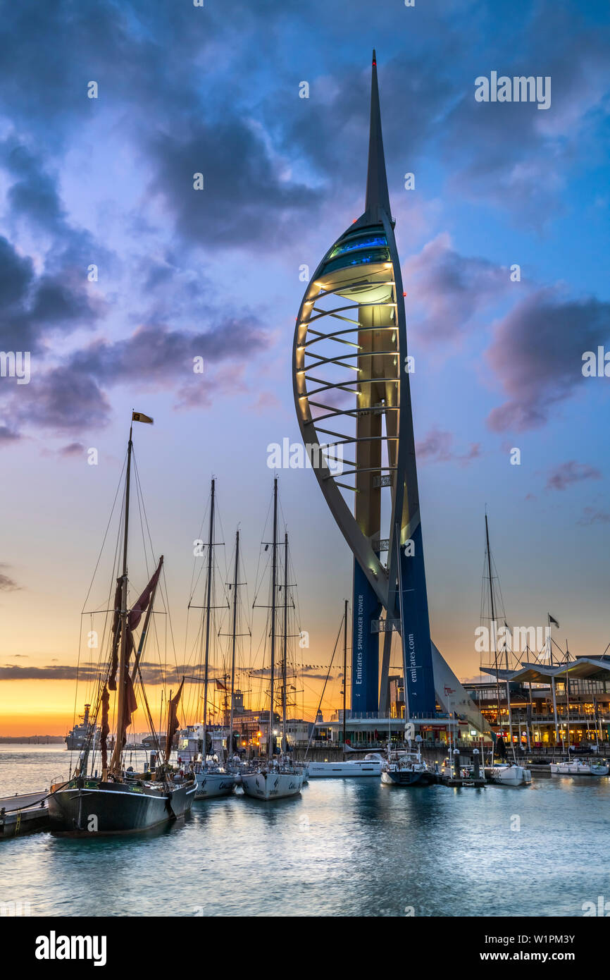 Portsmouth, Hampshire, Angleterre. 30 juin 2019. Météo britannique. Après une journée chaude et humide sur la côte, l'Hampshire allumage des feux à GUNWHARF QUAYS comme Banque D'Images