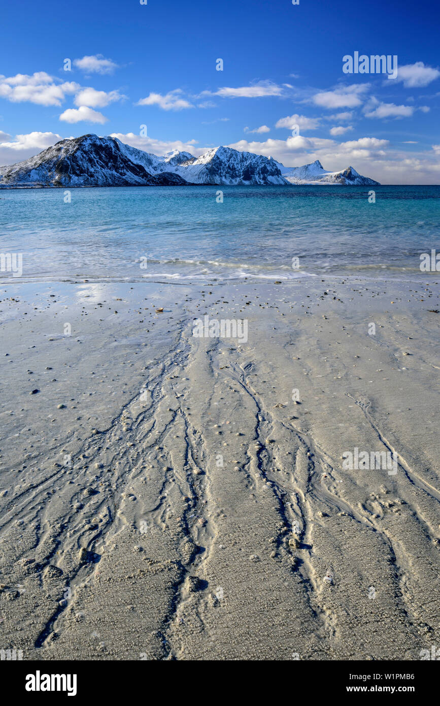 Plage de sable avec des montagnes neige-couvertes, Lofoten, Nordland, Norvège Banque D'Images
