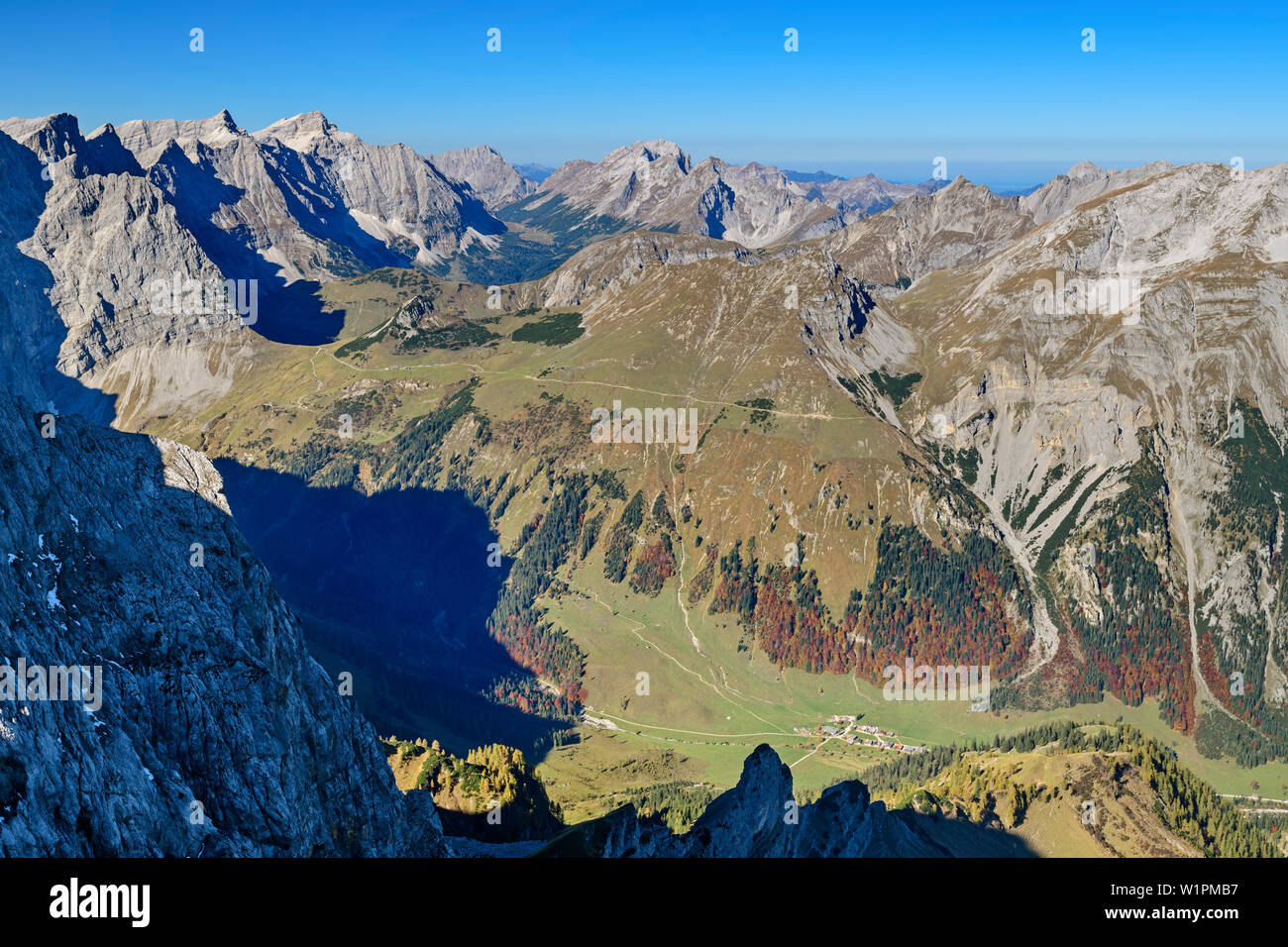 Vue vers le bas pour refuges alpins, à Hohljoch Engalm et de Karwendel, gamme de Lamsenspitze, Parc Naturel Karwendel, gamme de Karwendel, Tyrol, Autriche Banque D'Images