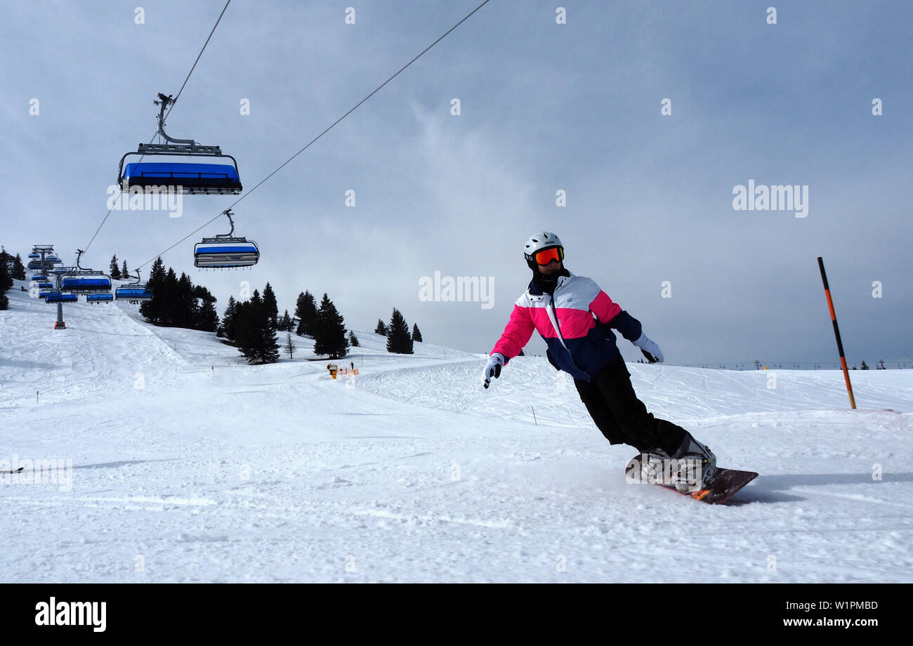 Snowboarder sur la piste de près de Sudelfeld Bayrischzell, Bavière, Allemagne, Alpes Banque D'Images