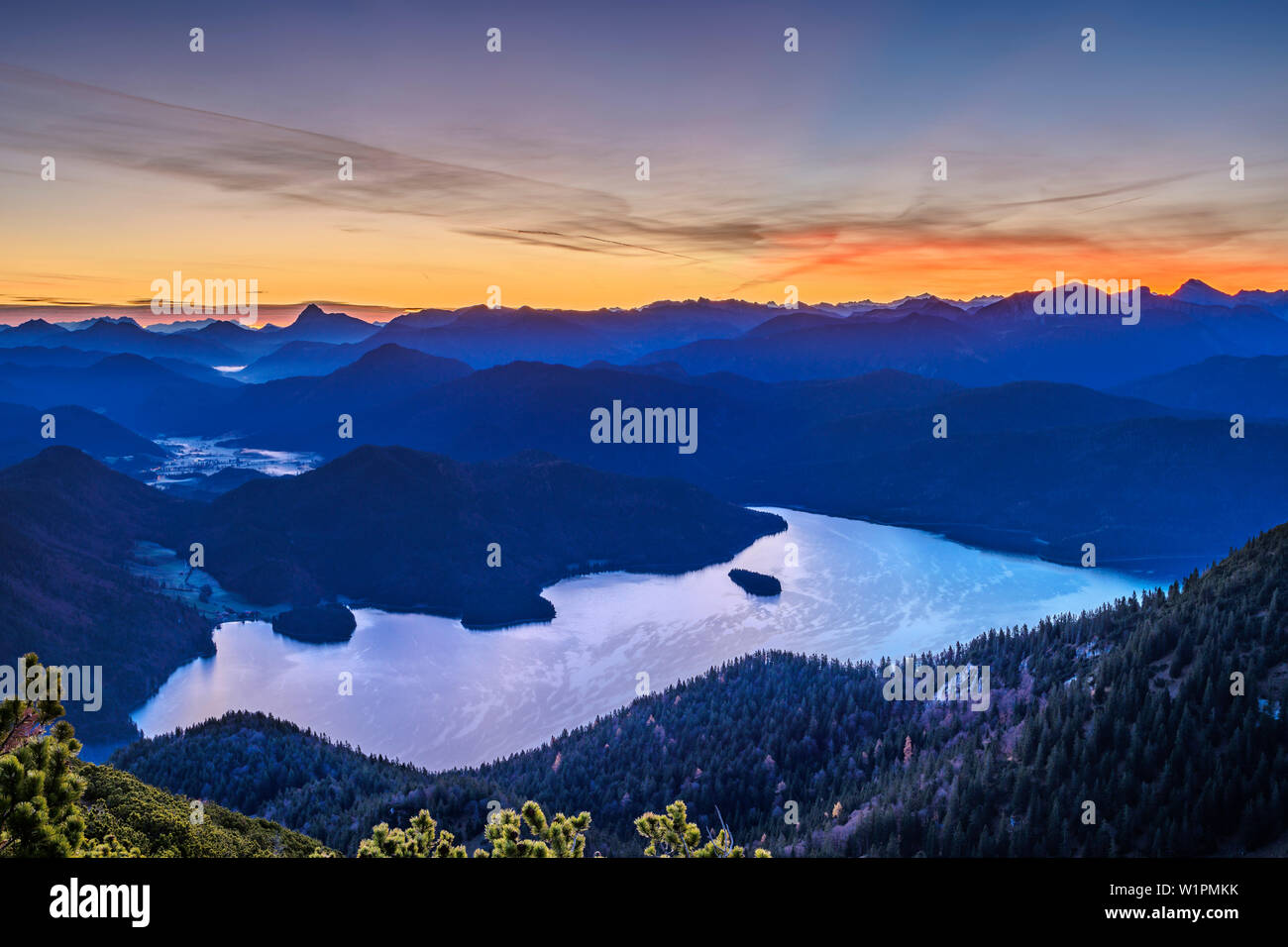L'humeur du matin, au-dessus du lac Walchensee avec plage de Rofan et de Karwendel en arrière-plan, de l'Italia, Alpes bavaroises, Upper Bavaria, Bavaria, Germany Banque D'Images