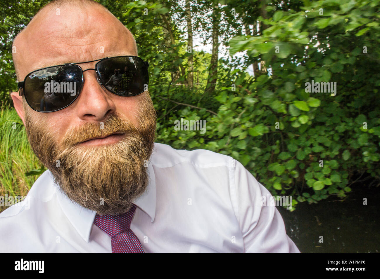 Homme à barbe et des lunettes de soleil dans un kajak, Spreewald, vacances, Famille, fête de famille, été, Vacances, Oberspreewald, Brandebourg, Allemagne Banque D'Images