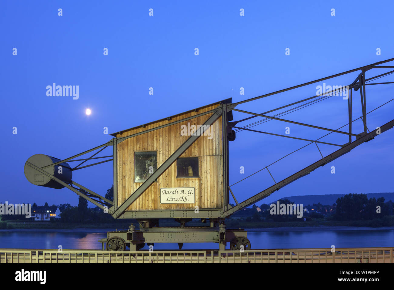 Transport de la grue historique AG de basalte à Linz par le Rhin, vallée du Rhin inférieur central, Rhénanie-Palatinat, Allemagne, Europe Banque D'Images