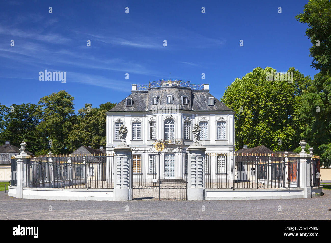 Château de Falkenlust à Bruehl, vallée du Rhin moyen, Nordrhein-Westfalen, Germany, Europe Banque D'Images
