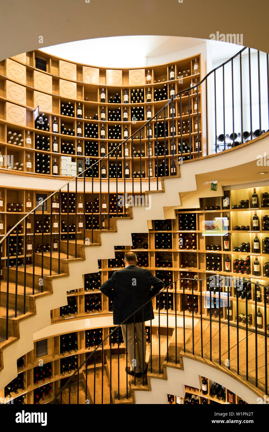 Un homme se tient devant le grand jury dans l'Intendant wine shop Banque D'Images