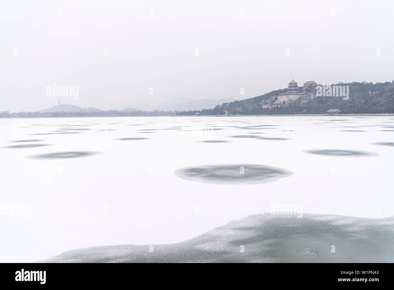 Nouveau Palais d'été de Beijing en hiver, gelé le Lac de Kunming, Chine, Asie, UNESCO World Heritage Banque D'Images
