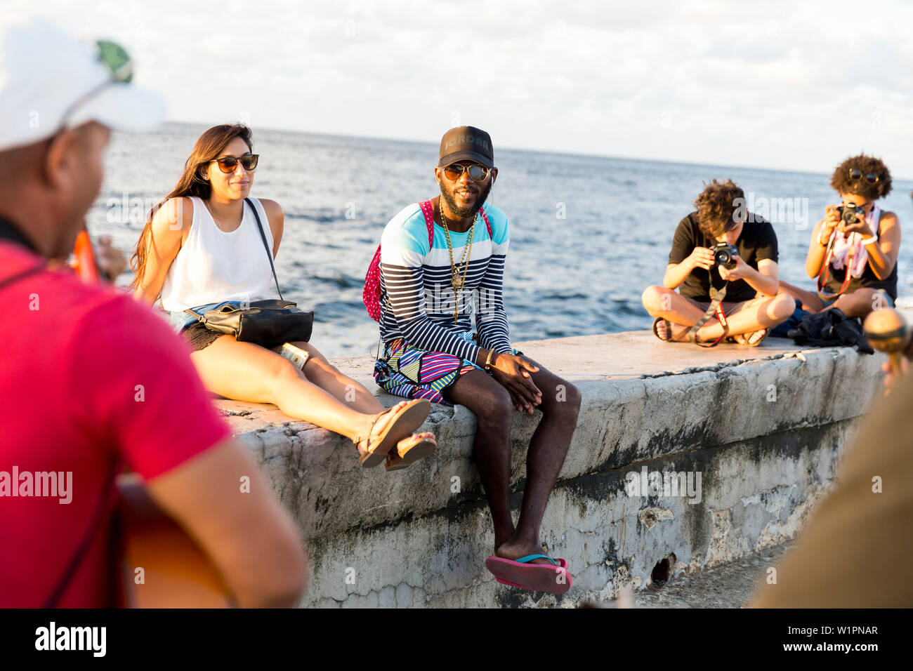 La musique de rue, des musiciens de rue et les touristes à Malecon, centre historique de la ville, vieille ville, Habana Vieja, Habana Centro, voyage en famille à Cuba, vacances, t Banque D'Images