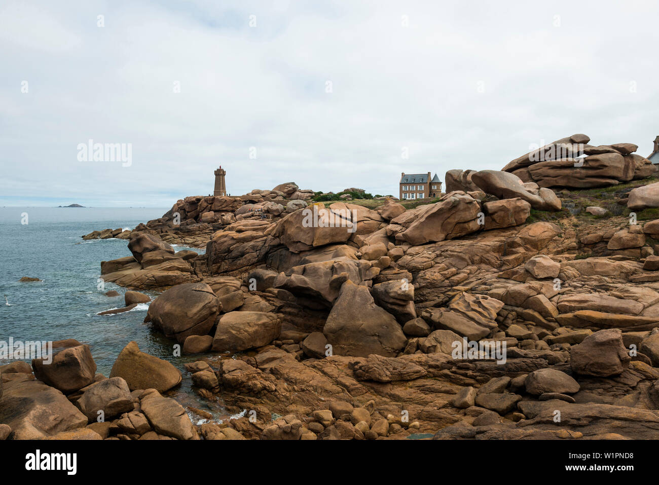 Maison Gustave Eiffel avec les roches de granit et Phare, phare de Ploumanac'h ou phare de dire Ruz, Ploumanach, Côte de Granit Rose, Côtes d'Armor, Br Banque D'Images