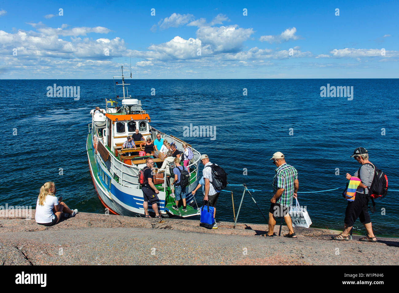 ' Transit avec les touristes dans les roches de granit Bla Jungfrun à Byxelkrok, l'île inhabitée de Blå Jungfrun suédois (''Blue Virgin'') est situé à ni Banque D'Images