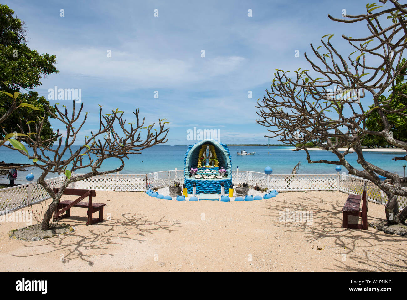 Une petite chapelle faite principalement de roches et de coquillages se trouve en face de l'église catholique, surplombant la baie, l'Atoll de Likiep, Ratak Chain, Maréchal Banque D'Images