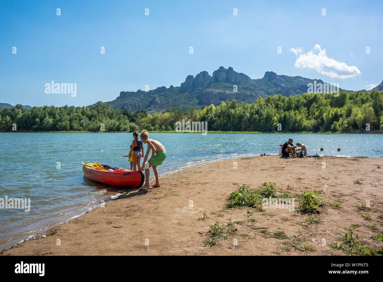 Kayak sur la rive du fleuve, rivière paysage, maison de vacances, Orb, été, Roquebrun, le sud de la France Banque D'Images